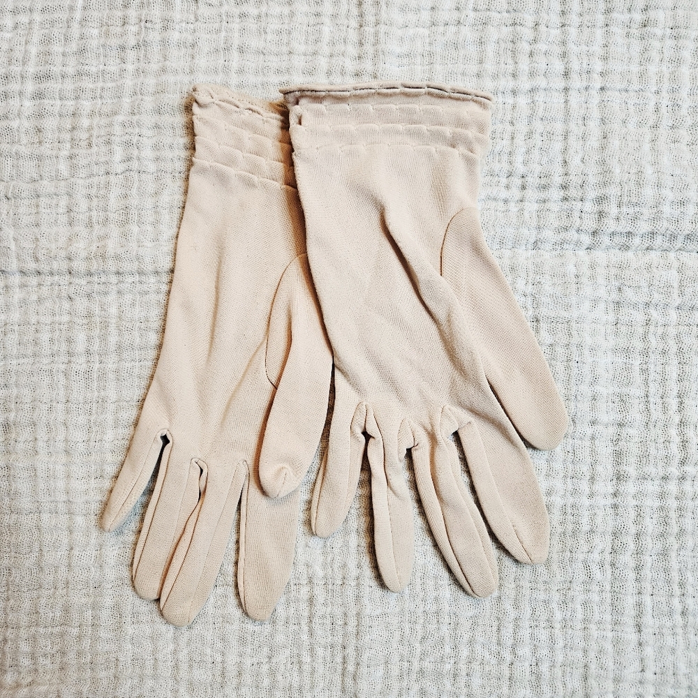 Vintage 1960s Gloves With Scalloped Edges Peachy Pink/Cream Small